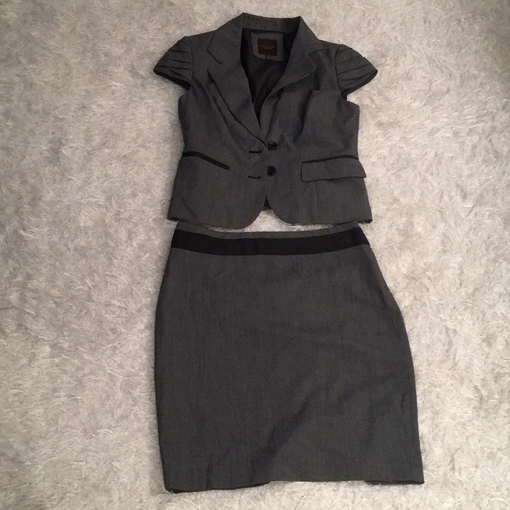 Gray stylish blazer w matching skirt